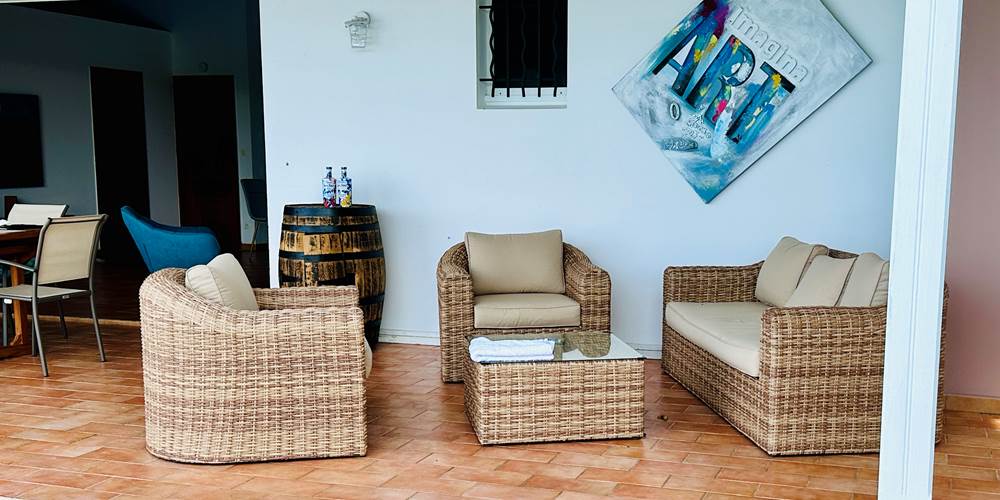 Le salon extérieur et son tonneau de rhum - bar !