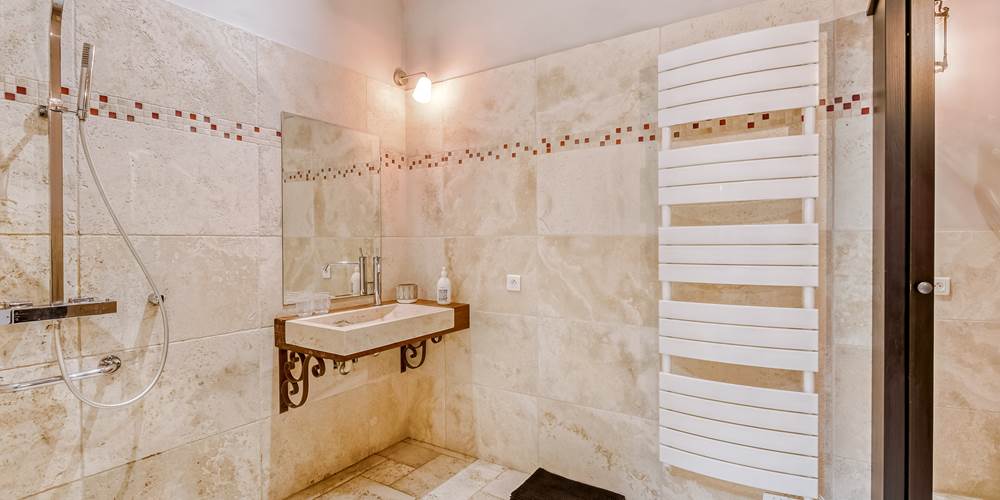 Chambre lit double, rez de chaussée, tourisme et handicap, salle de bain privative, vue jardin et rivière, vignoble, chambres d'hôtes