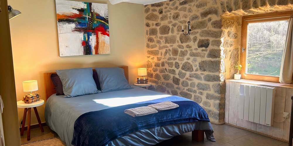 la calade chambres d'hotes et espace bien être ardèche lit chambre lin