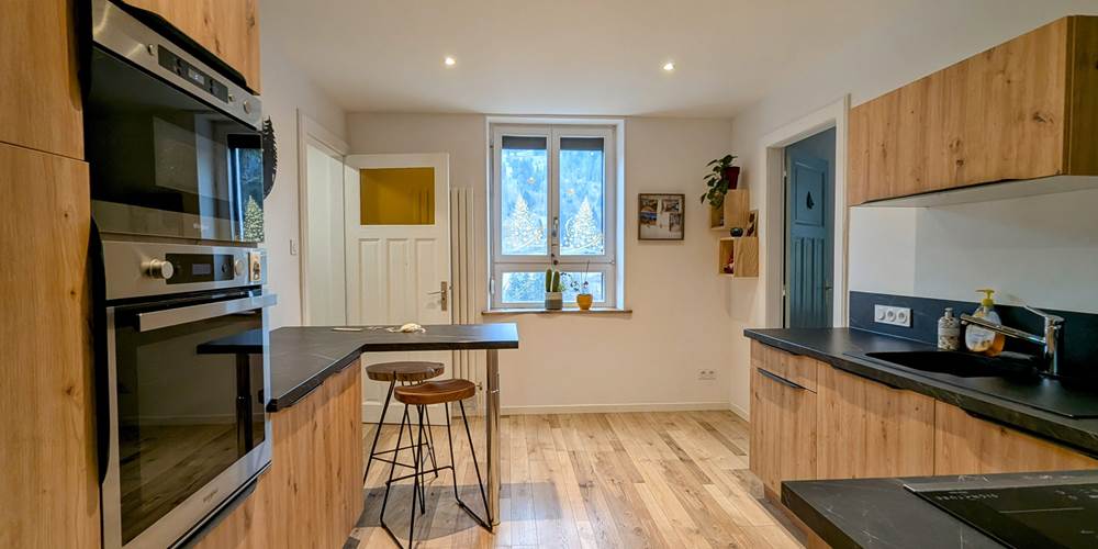 grande-cuisine-equipee-bois-gite-ocimes-la-bresse