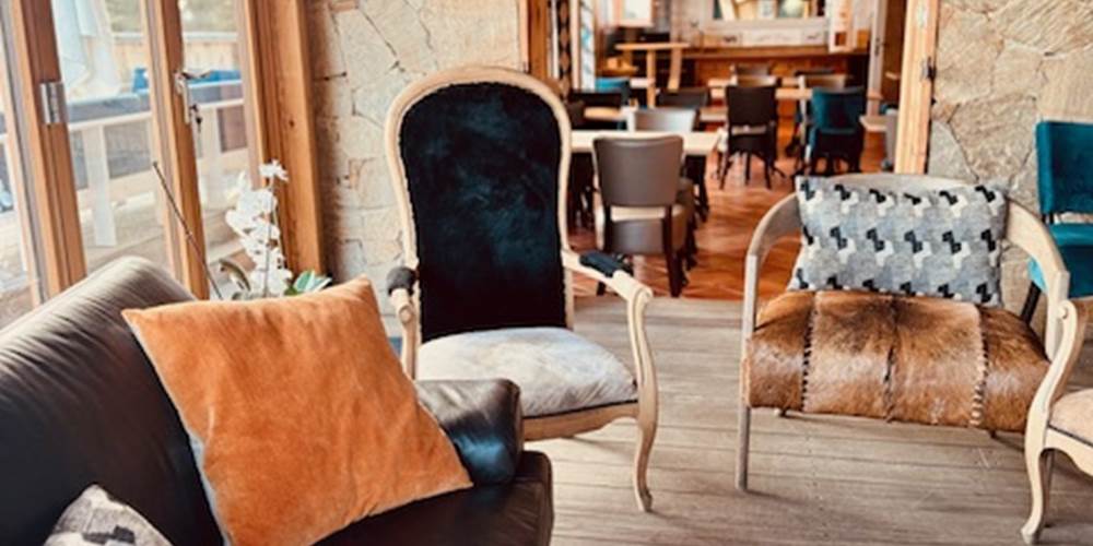 salon / bar