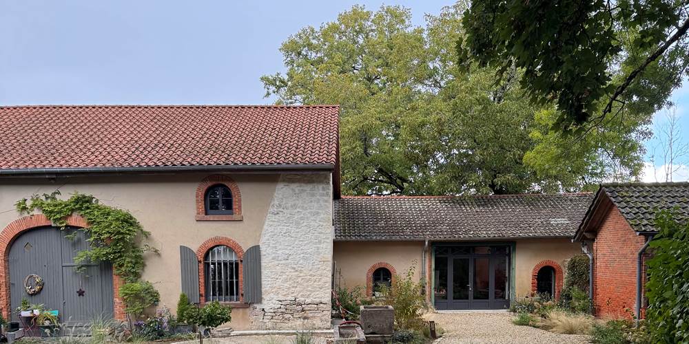 exterieur-allée-terrasse-facade-domaine-haut-ghor-moselle-sud