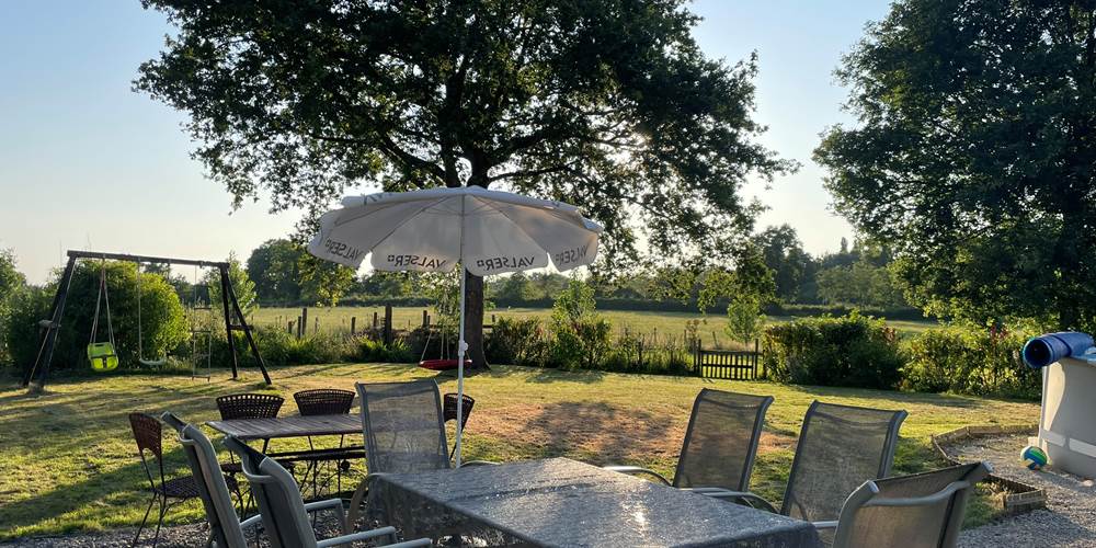 Photo de la terrasse côté piscine - Chambres d'hôtes La Grange Richard à Dinsac