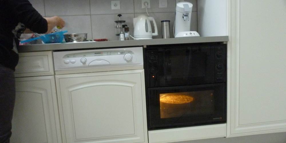 four et micro-ondes en cuisine