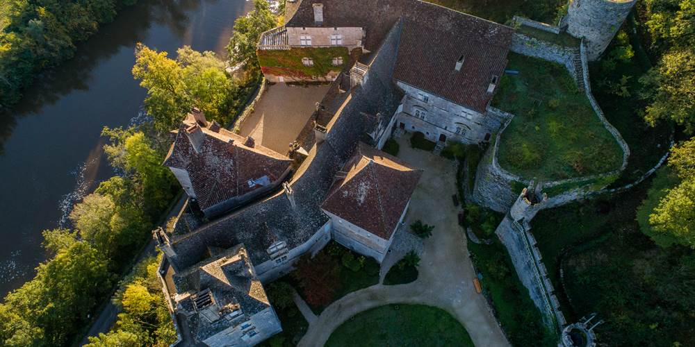 surplomb au-dessus du LOT montrant la surface du château: 3x1500 m~2