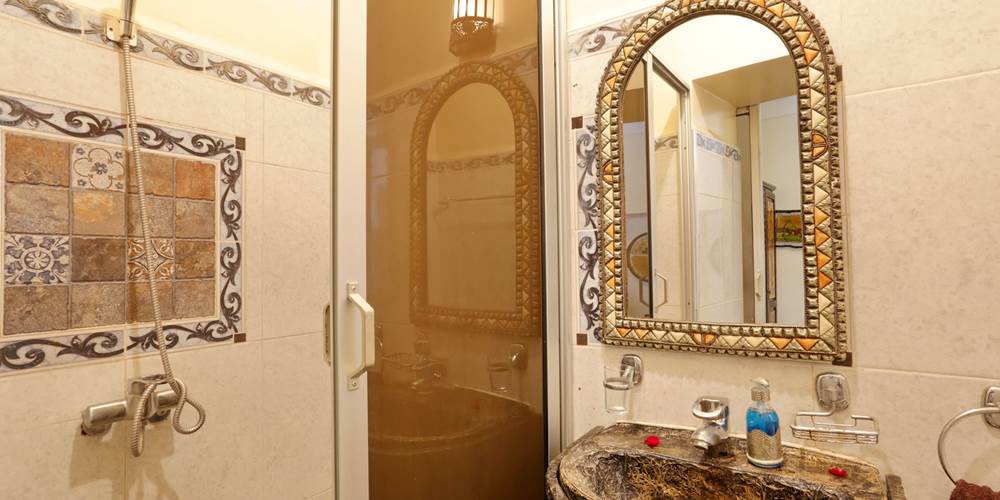 De Luxe Showers & Toilets