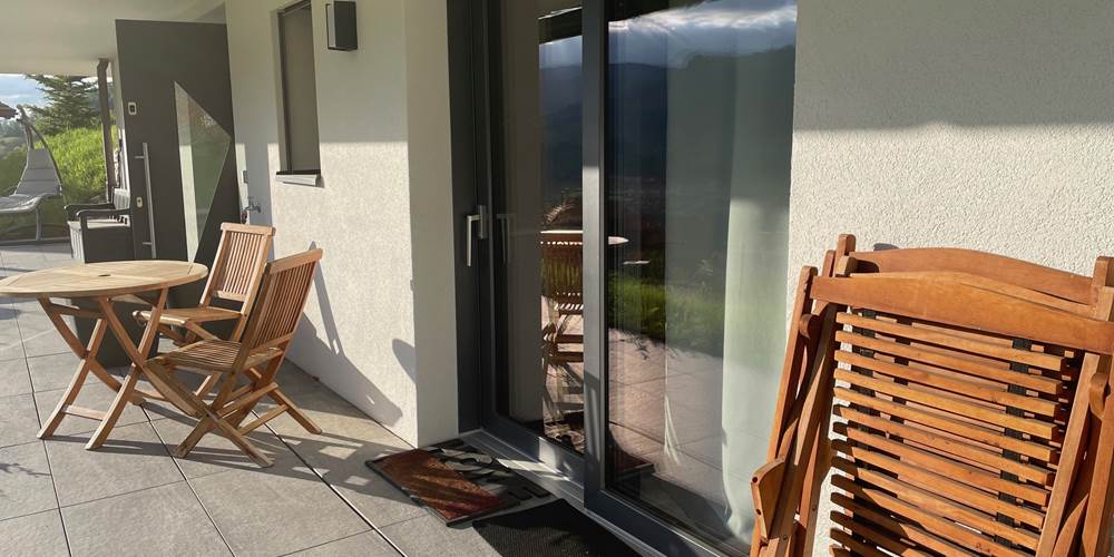 terrasse-dejeuner-soleil-studio-gruyere-couple-weekend-romantique