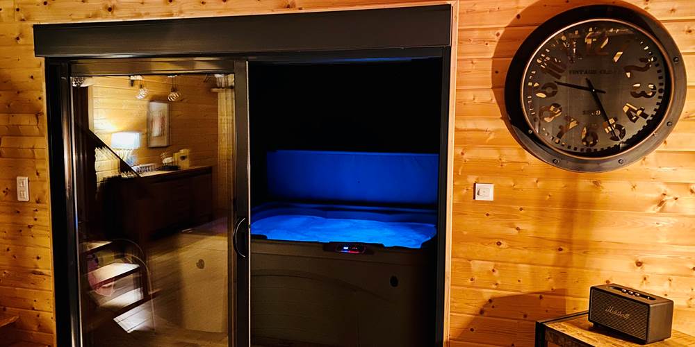 Spa privatif chauffé à 38°C vue sur la forêt