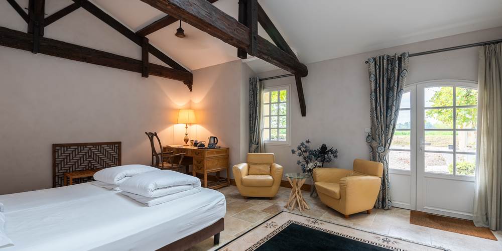 Chambre lit double, rez de chaussée, chambre prestige, salle de bain privative, vue jardin et rivière, vignoble, chambres d'hôtes