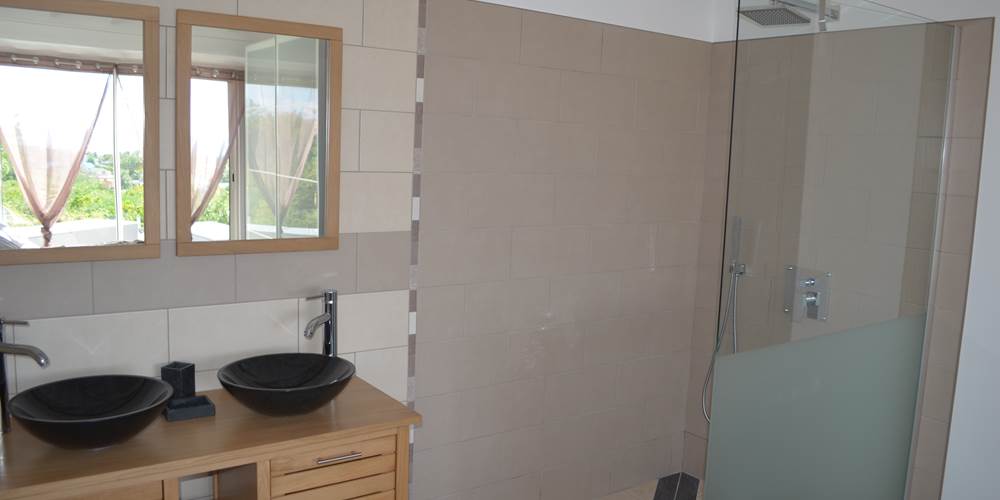 Douche à l'italienne ouverte sur la chambre n°2