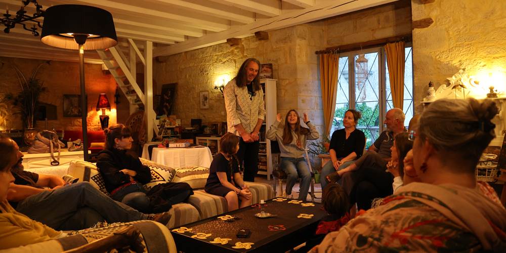 Le village se réveille au Château Ludique : une partie de Loup-Garou géante pour souder vos groupes d'amis ou vos séminaires dans le Lot.