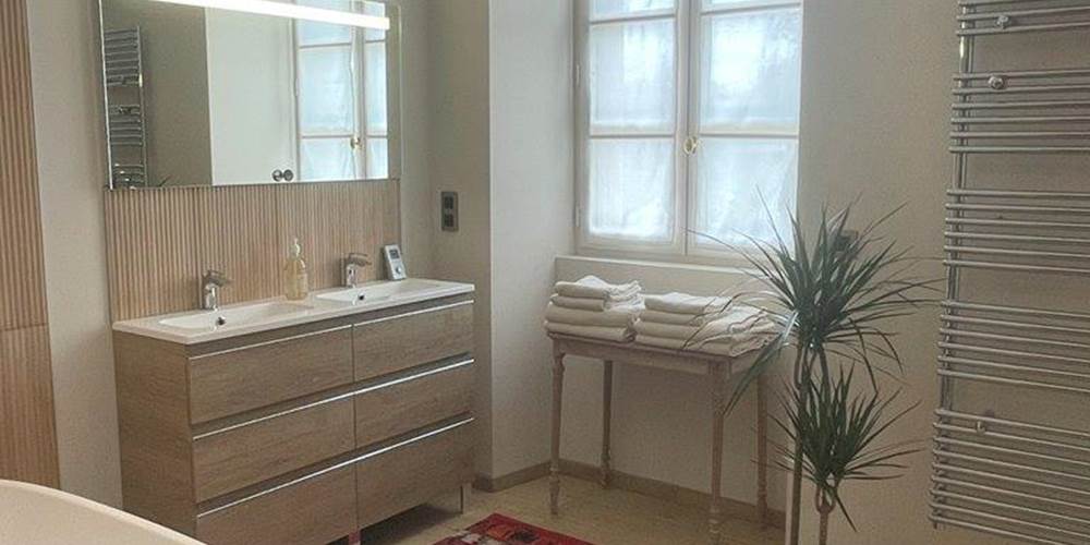 Chambre lit double, rez de chaussée, suite familiale, chambres luxe, salle de bain privative, baignoire, vue jardin, vignoble, chambres d'hôtes