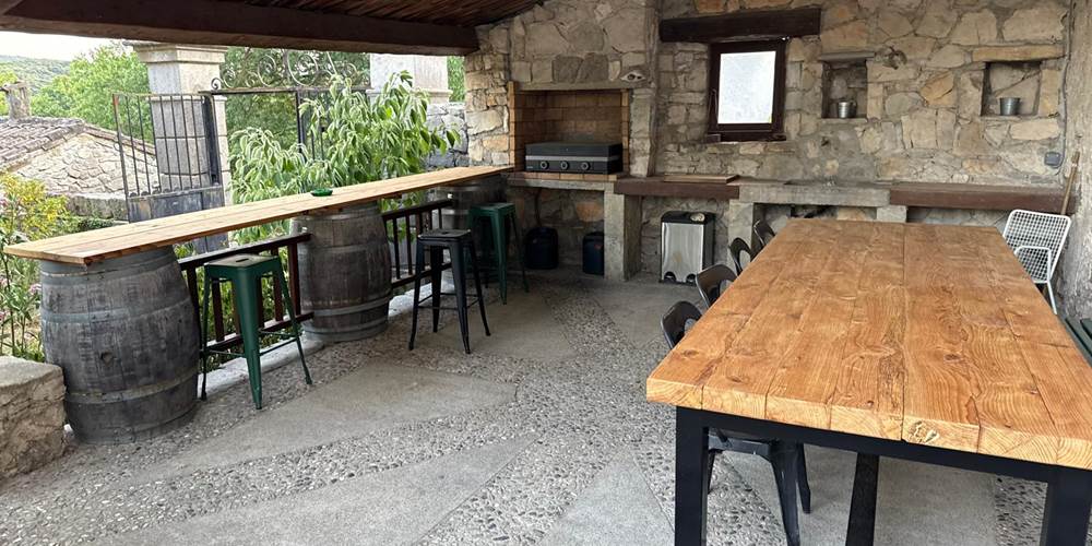 Terrasse privative avec plancha et bar