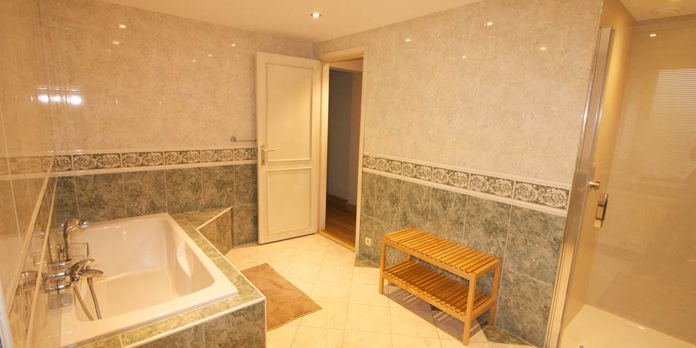 Grande salle de bain, bain,douche, w.c.séparé