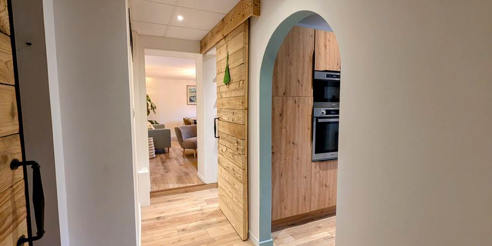 couloir-entree-cuisine-salon-gite-ocimes-la-bresse