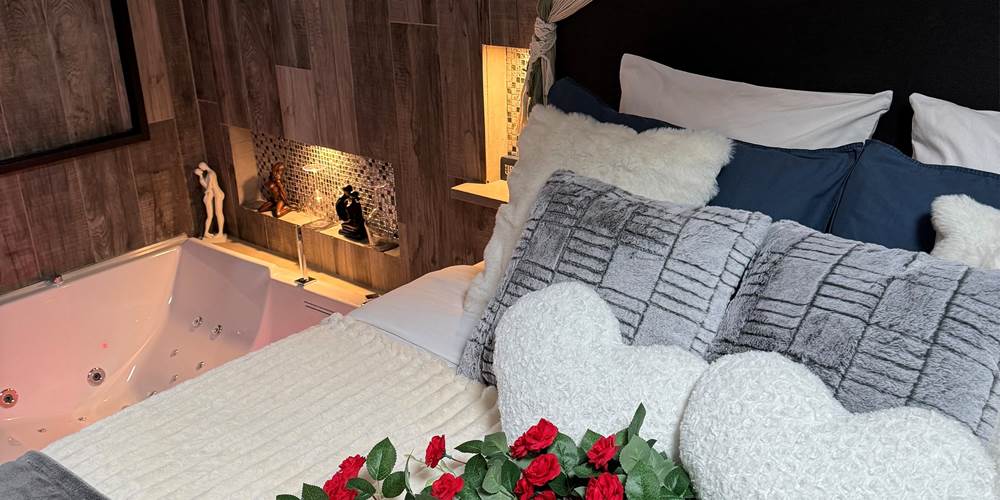 le lit et le jacuzzi privatif