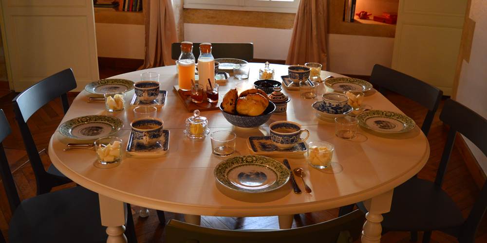 Le petit-déjeuner dans la salle à manger
