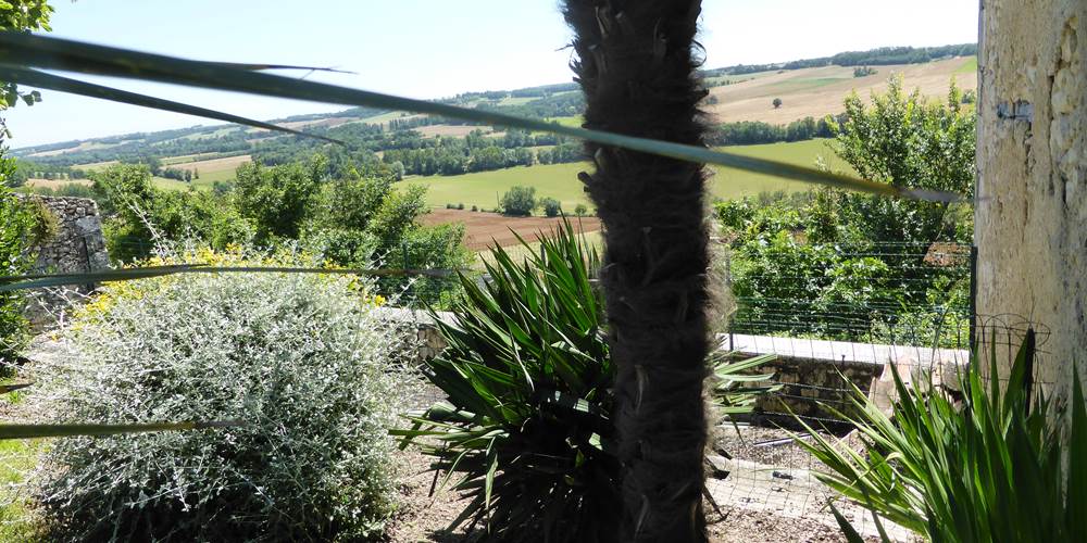 Saint Roch chambres d'hôtes fond du jardin vers vallée.jpg