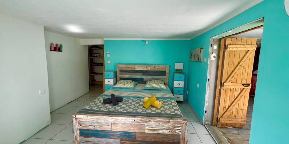 Espace nuit avec ouverture vers le séjour (à gauche)