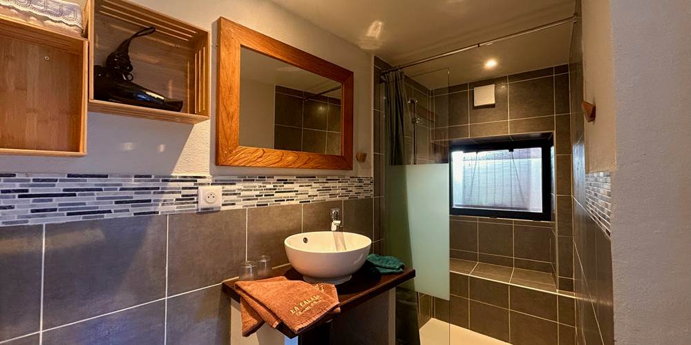 la calade chambres d'hotes et espace bien être ardèche salle de bain chambre lin