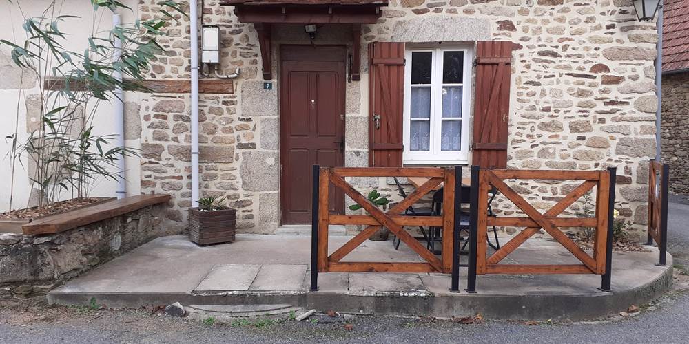 ENTREE DE LA MAISON AVEC TERRASSE ATTENANTE