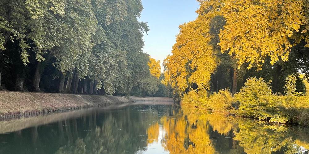 Canal latéral à la Garonne dans la lumière rouge du couchant