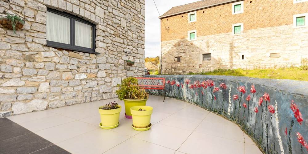 La petite terrasse avant permet aux lèves tôt de profiter du soleil