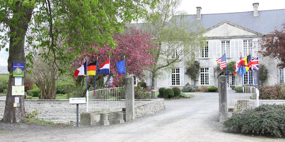 Le pont d'entée avec drapeaux
