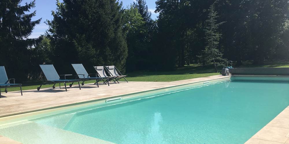 Piscine avec terrasse et transats