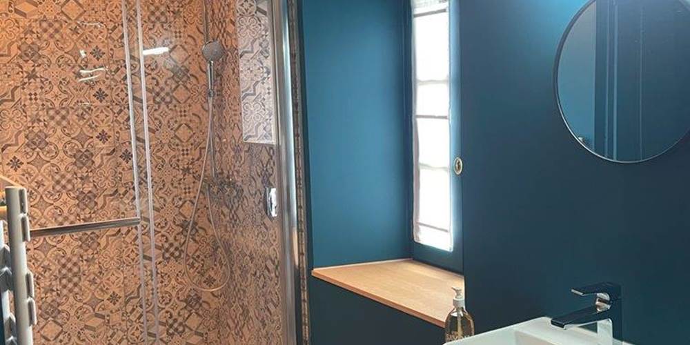 Chambre lit double, étage, salle de bain privative, vue jardin, vignoble, chambres d'hôtes