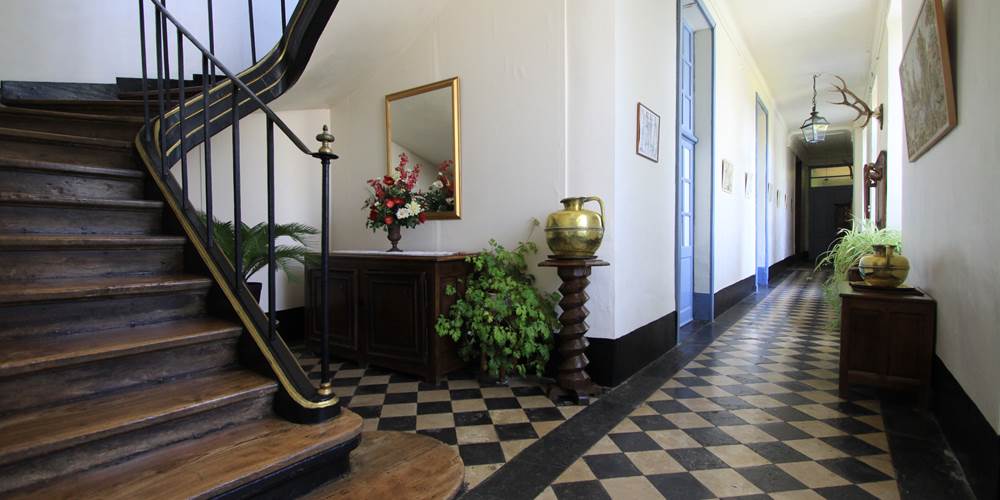 L'entrée et escalier des Hotes