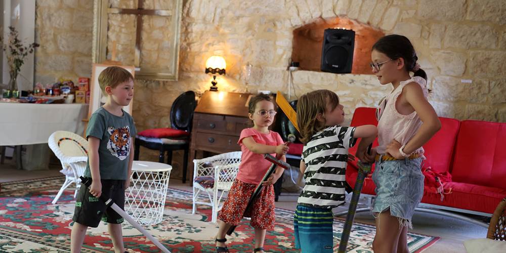 Vacances en famille au Château de Saint-Chamarand : un paradis pour les enfants avec jeux et grands espaces dans le Lot.