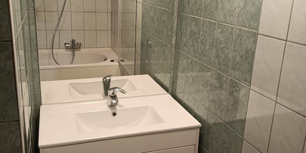 Salle de bain avec baignoire.