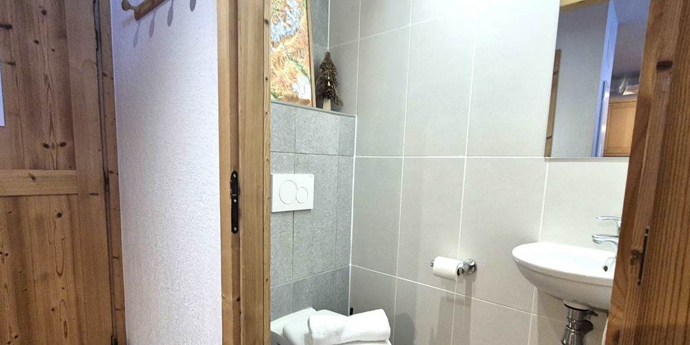 WC séparés avec lavabos dans tous les appartements