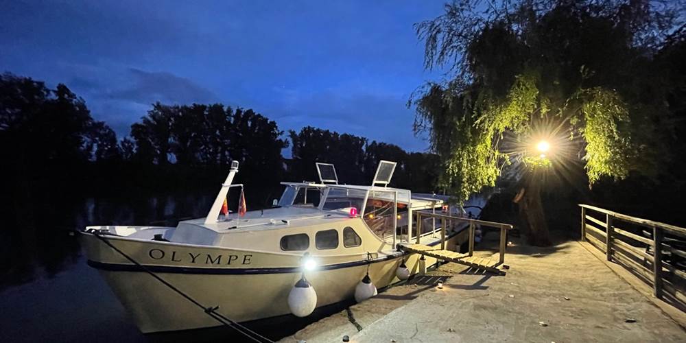 Olympe amarré au pied des Berges du Tarn après une croisière Apéro Sunset