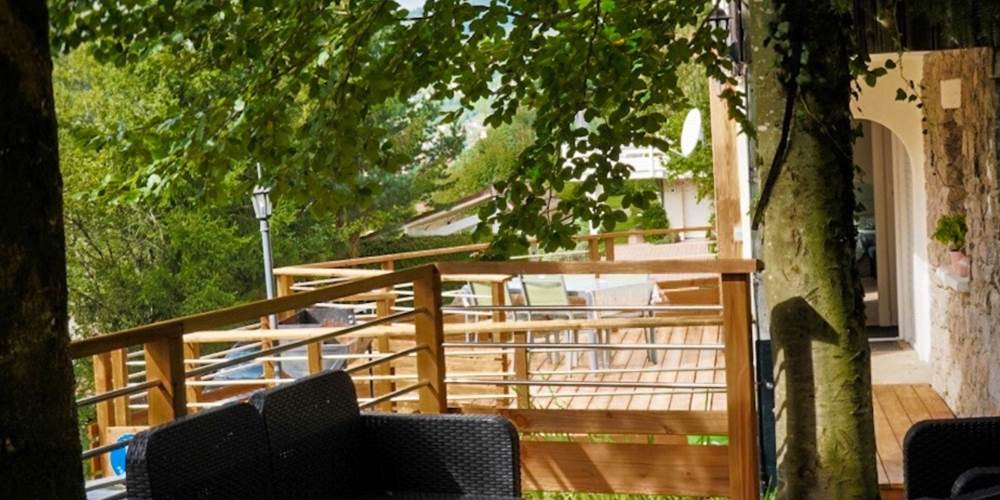 terrasse-salon-jardin-boise-gite-ocimes-la-bresse