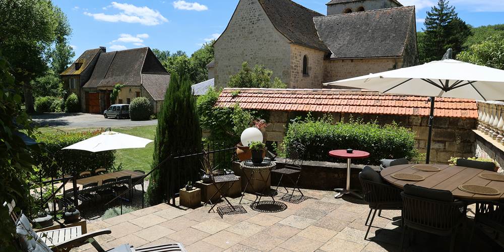 Jardin convivial du Château de Saint-Chamarand : le cadre parfait pour un apéritif entre amis ou une partie de jeu de société en plein air.