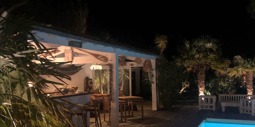 le soir , piscine et bar