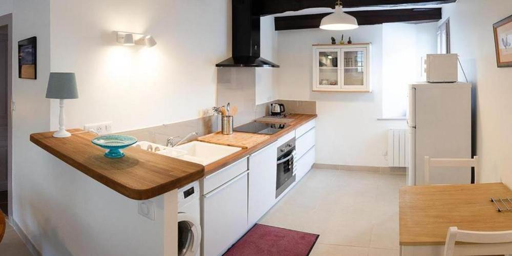 Gîte 1 - Maison 1 Chambre 1 Salon (1 à 4 personnes) : Cuisine équipée avec réfrigérateur et congélateur, four traditionnel, micro-ondes, plaques induction, lave-vaisselle, lave-linge...