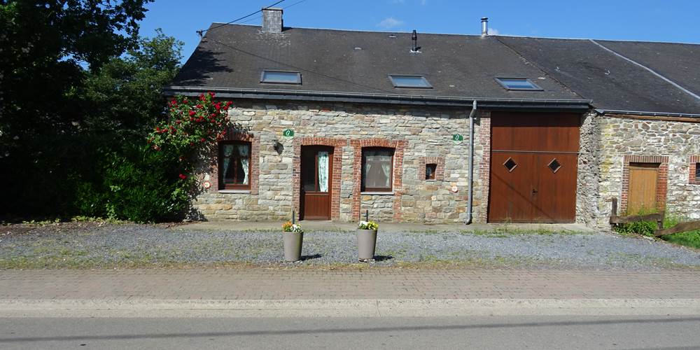 Façade des gîtes avec un grand parking privatif