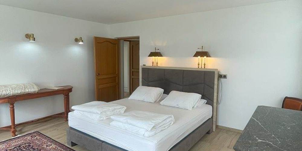 Chambre lit double, rez de chaussée, suite familiale, chambres luxe, salle de bain privative, baignoire, vue jardin, vignoble, chambres d'hôtes