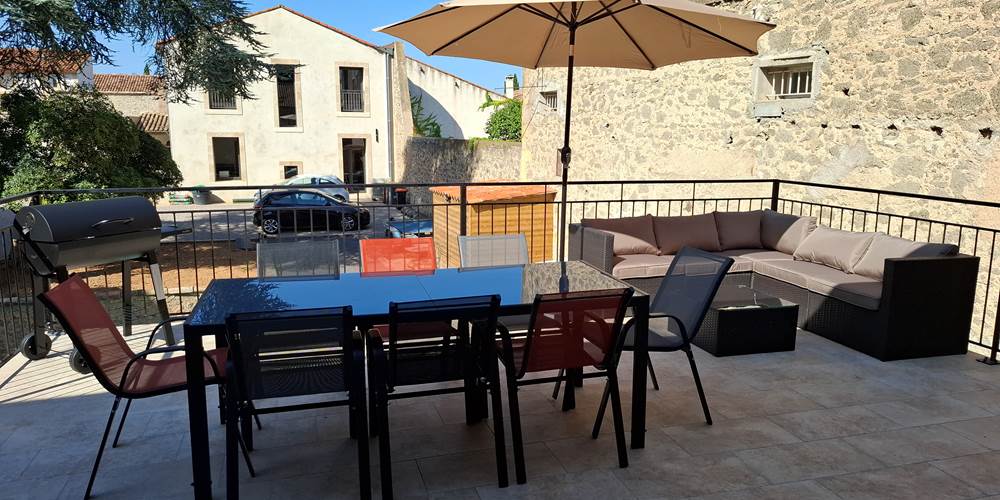 Terrasse avec table et barbecue du gîte Le Pressoir, 2 chambres.