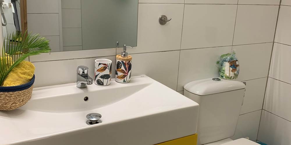 Salle de bain avec douche à l'italienne