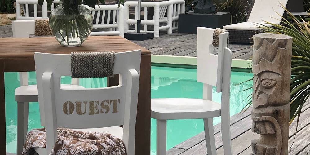 la terrasse autour de la piscine