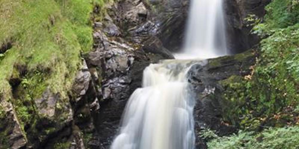 Cascade "Le grand Saut", 45 mètres de haut, dans le Parc situé au pied de nos Gîtes "Le Chant des Sources" à Gimel-les-Cascades (19).