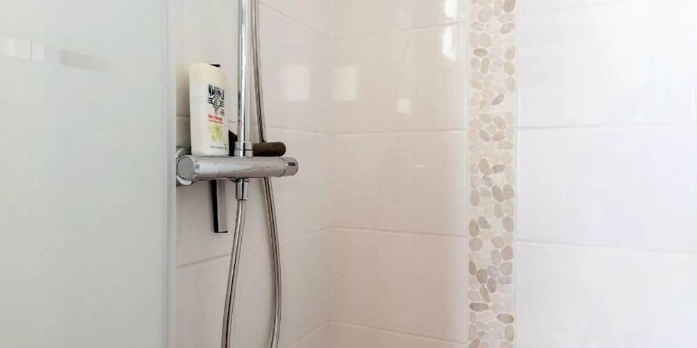 Douche éclairage naturel avec fenêtre oscillo battant