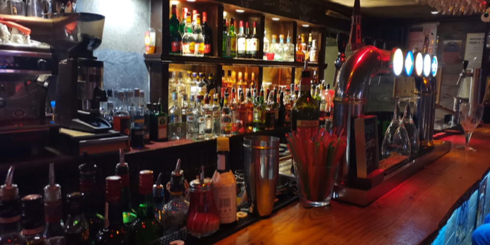 le bar au rez de chaussée de l'hotel