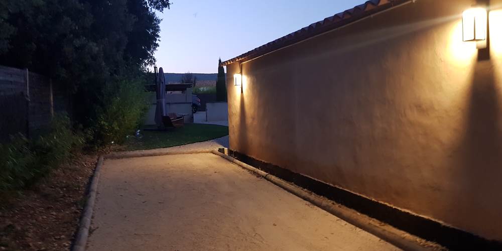 Terrain de pétanque éclairé la nuit avec prêt de boules adultes et enfants