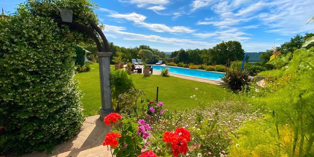 Vue sur piscine depuis le terrain de pétanque