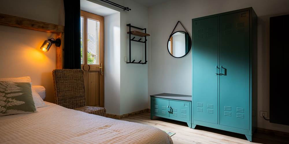 Chambre les fougères: l'armoire dressing et le miroir